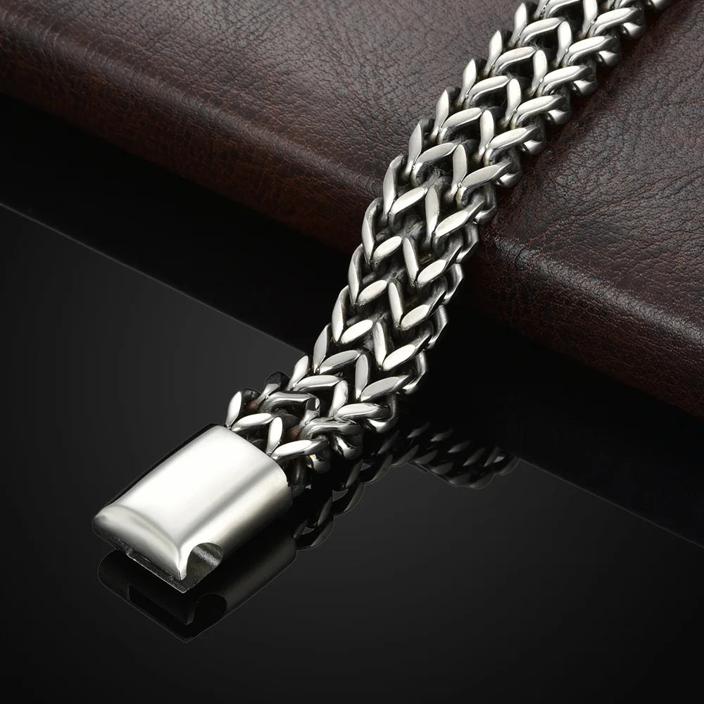 Magnetic Buckle Detail of Men’s Fish Scale Bracelet, Solid Metal